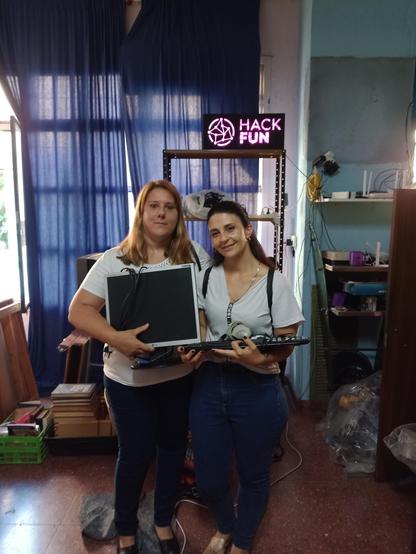 Gente de Hogar Bautista de Fisherton retirando una compu.