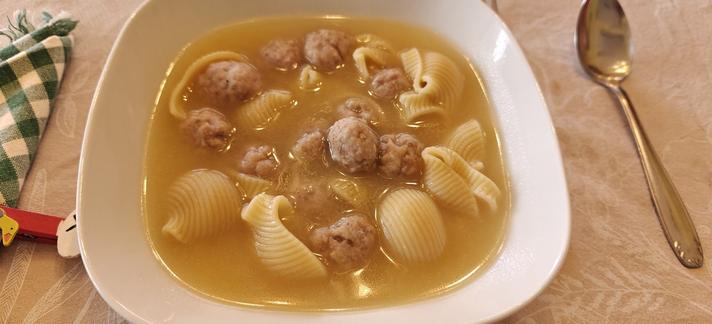 Plat de sopa de galets amb pilotilles, de la mama