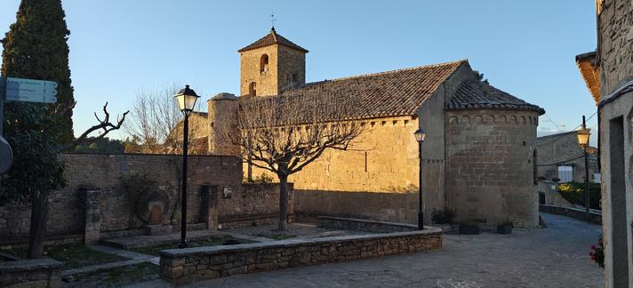 Església de Talamanca, des del carrer del Raval, amb l'últim sol a la façada