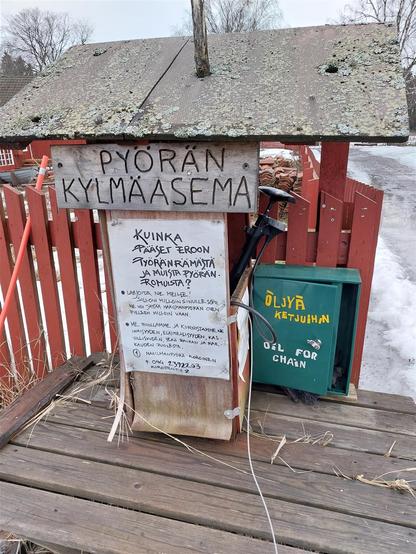 Pyörän kylmäasema Koroisis, jossa neuvoja vanhoista irti pääsemiseen ja laatikossa öljyä ohipolkijoiden ketjuihin.