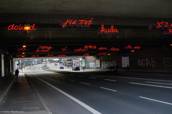 Neonschrift in vielen Sprachen. Bochum, 29.02.2024