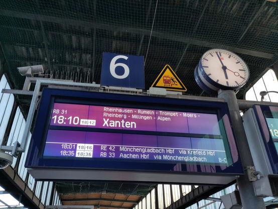 Bahndisplay mit Zug, der über Moers fährt