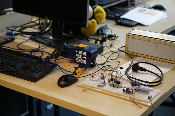 Ein Open Bike Sensor liegt auf einem Tisch