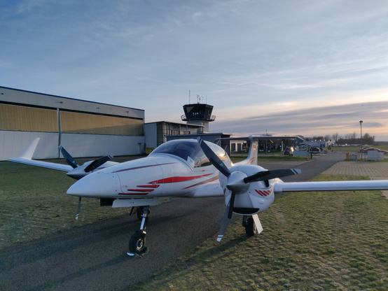 Geparkte Diamond DA42, "Tower"-Gebäude in Hintergrund