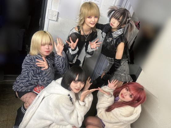 Idols huddled together for a picture