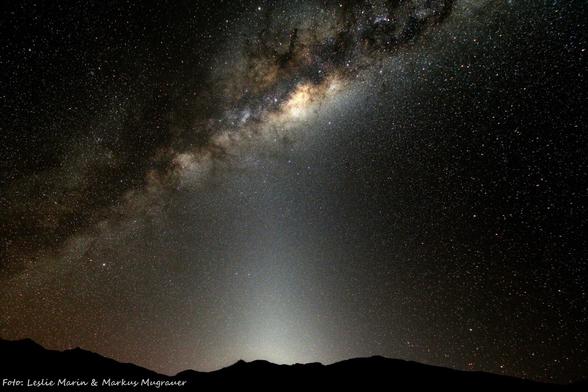 Das Bild zeigt am unteren Rand die Silouhette der chilenischen Anden (Bergkette).
Darüber zeigt sich ein Lichtschein, der hinter den Bergen seinen Ursprung zu haben scheint - das sog. Zodiakallicht). Dieser Schein leuchtet bis an den oberen  linken Bildbereich, die einen Arm der Milchstraße mit hellen Sternen und Gaswolken zeigt.