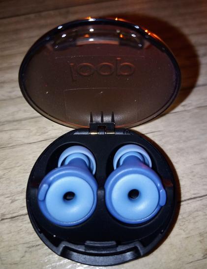 Zwei blaue Ohrstöpsel liegen in einer kleinen schwarzen Aufbewahrungsbox.