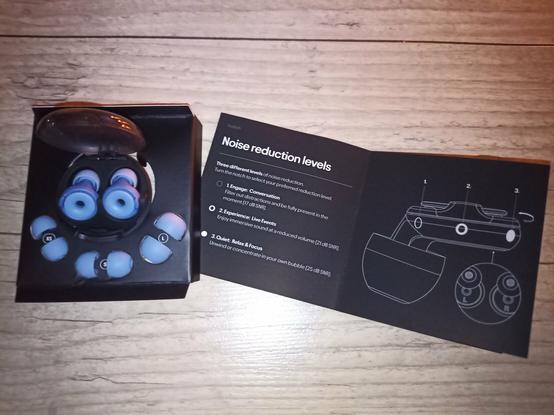 Meine Ohrstöpsel mit Überzügen in drei weiteren Größen sowie ein Zettel mit der Beschreibung der Funktionen der Ohrstöpsel. Dieses Modell hat drei Einstellungsmöglichkeiten: "Engage" für Gespräche, "Experience" für Konzerte (oder eben laute Kinofilm) sowie "Quiet"  für Entspannung und Fokus, bspw. beim Arbeiten in einem Großraumbüro.