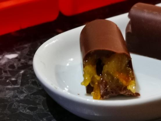 Halve bonbon waardoor de vulling zichtbaar is.