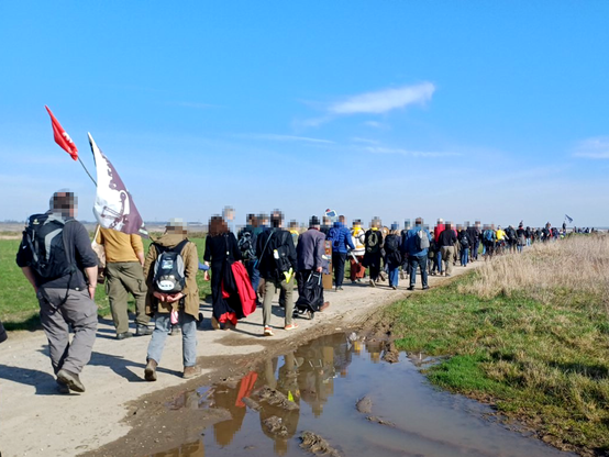 Dorfspaziergang über einen Feldweg zum Tagebaurand in Gwarzweiler II