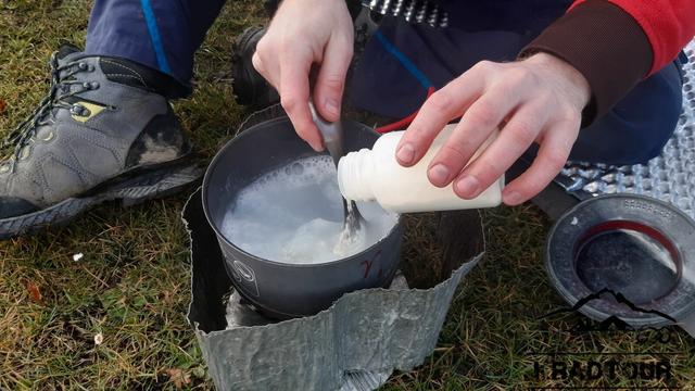 Einrühren des Milchpulvers in heißes Wasser.