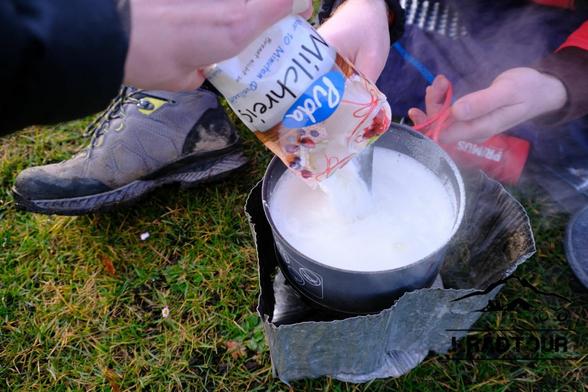 Einfüllen des Milchreis in die heiße Milch.