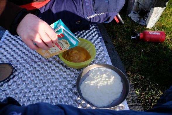 Milchreis auf den Teller + Apfelmus in der Schüssel. Ein perfektes Frühstück.