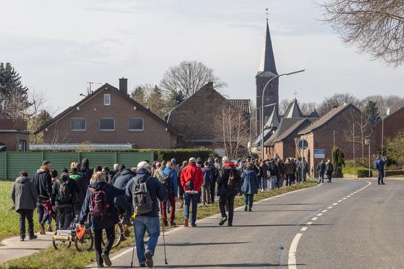 Der Dorfspaziergang erreicht den Ortseingang von Keyenberg - Im Hintergrund der Ort - Im Vordergrund der Spaziergang entlang der "Hauptstraße"
