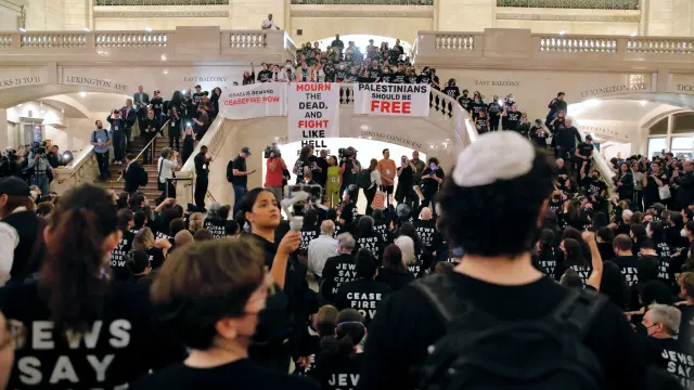 Jewish protesters flood Grand Central Station wearing "Cease Fire Now" t-shirts and dropping banners reading "Palestinians Should Be Free"