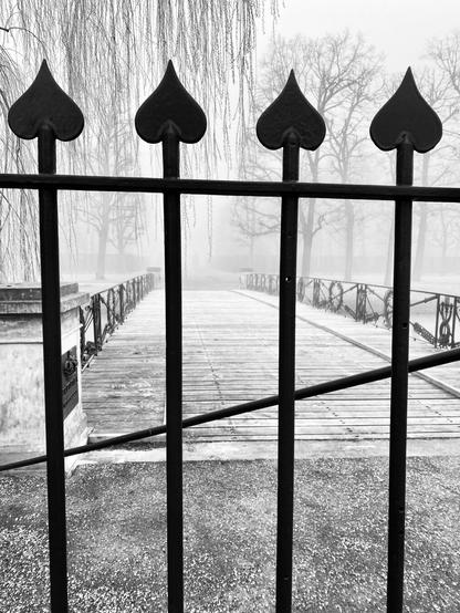 A detail of the gate to the bridge.