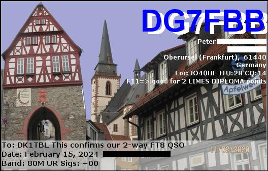 QSL-Karte der deutschen Station DG7FBB.
Das Bild zeigt den Ausschnitt eines  historischen Stadtkerns. Links sieht man ein Stadttor mit Fachwerkaufbau, rechts ein Fachwerkhaus, und mittig im Hintergrund einen Kirchturm.
