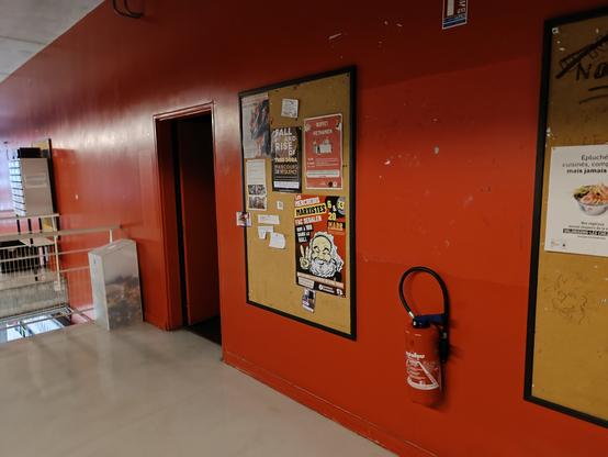 Idem, sur un panneau d’affichage en fac Segalen