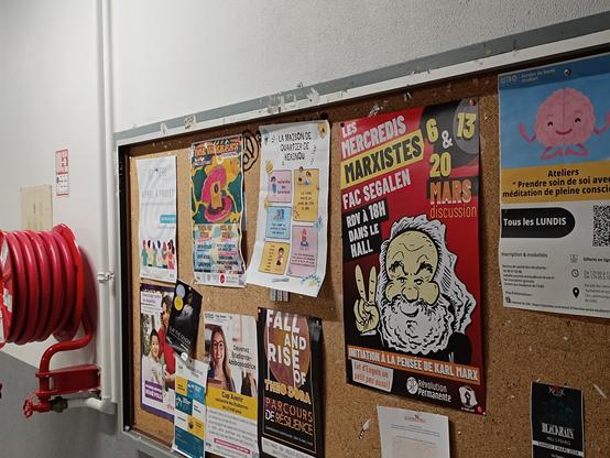 Pareil, autre part dans la Fac Segalen, autour d’autres affiches culturelles.