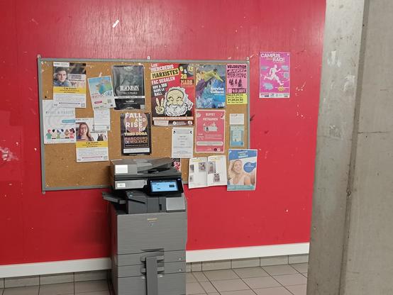 Idem, à côté d’une imprimante à disposition de tous les étudiants.