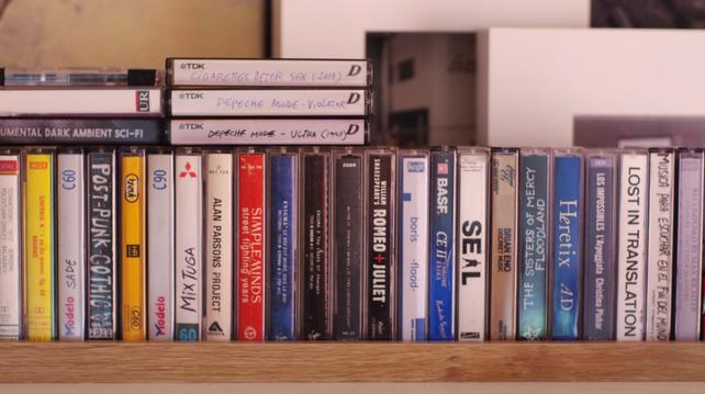 Cajas de cintas de cassette variadas colocadas en una estantería