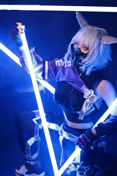 Cosplayer Appleland in very cyber-techwear Universal Attire Y'Shtola cosplay looking awesome.