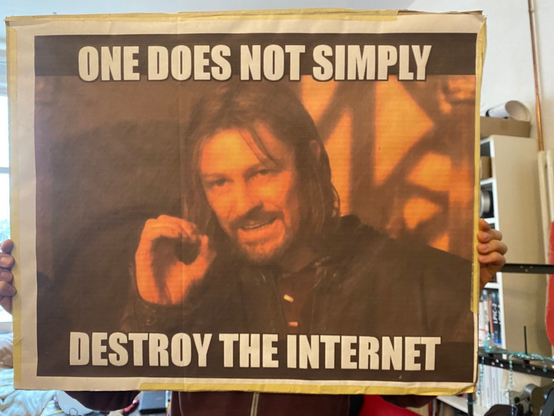 Herr der Ringe [Film] Meme, beim Rat von Elrond 
"One does not simply destroy the Internet" (im Original ..walk into Mordor)