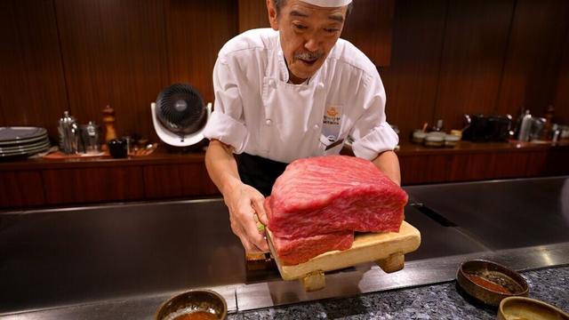 Eating the Cheapest Kobe Beef Teppanyaki in Japan