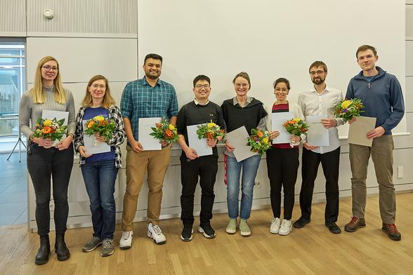 The international team led by Martin Klapper and Anan Ibrahim from the Department of Palaeobiotechnology under the direction of Pierre Stallforth and Christina Warinner, who is associated with the Leibniz-HKI, joined forces to bring Stone Age molecules back to “life”. The award-winning research group stands together for a photograph.