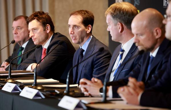Die Generalsekretäre von Nordirland, Wales, England und Schottland sowie der Interims-Generalsekretär der FIFA in der Pressekonferenz im Anschluss an die AGM 2024. Auch zu der Verlängerung des erlaubten Handspiels der Torleute wurden Fragen gestellt. Credit: IMAGO / PA Images