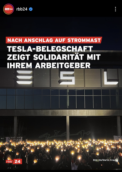 Ein Screenshot vom rbb Instagram Account. Mitarbeiter von Tesla stehen in Brandenburg vor dem Werk und zeigen ihre Solidarität nach dem Anschlag auf den Strommast