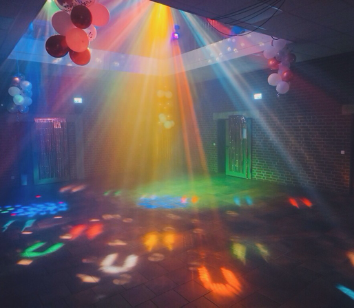 Beleuchtungstest im Atrium der CJD Christophorusschule in Braunschweig. Vom OG  hängen Ballons. Bunte Lichtstrahlen im leichten Nebel  erleuchten den Raum von oben.

Aufgenommen mit den Fairphone 5. Auflösung verkleinert für weniger Serverlast bei Mastodon. 😉