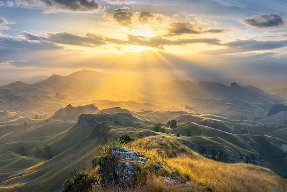 The moving clouds above Te Mata Peak in combination with a low sun during golden hour created ever-changing lightbeams that produced a symphony of light worthy of a dance (and a photo).