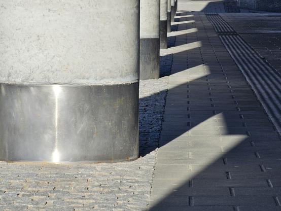Shadows on pillars