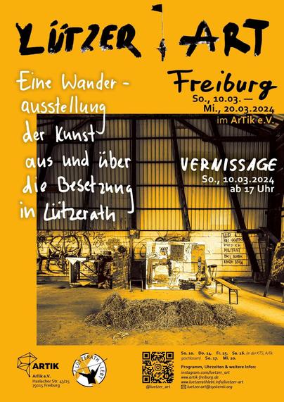 Gelbes Plakat der Ausstellung mit Bild einer Scheune mit Stroh und Gemälden.