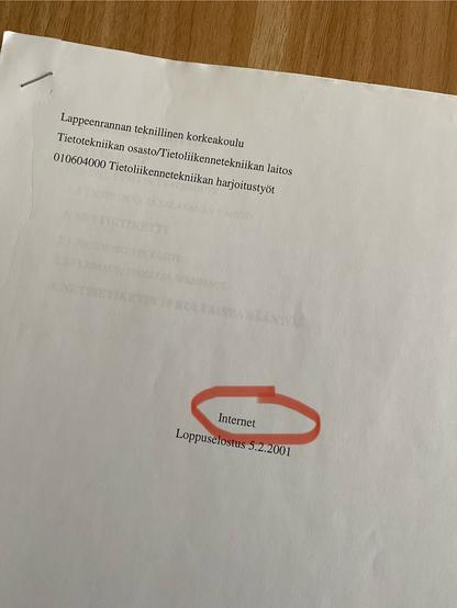 Kansilehti vanhasta harjoitustyöstä, aiheena internet