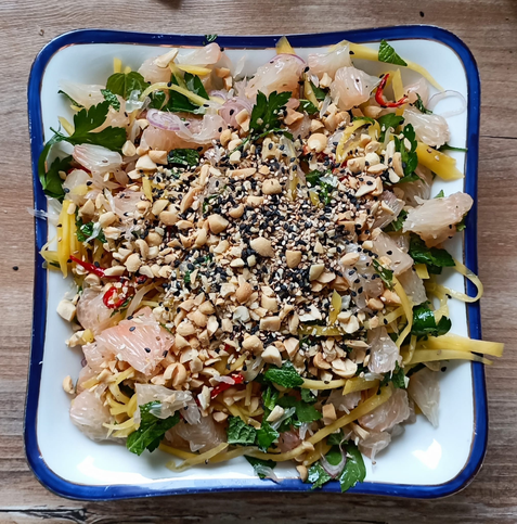 in einer Schüssel der Salat mit allen Zutaten wie beschrieben. Viel Nüsse und Sesam obendrauf.