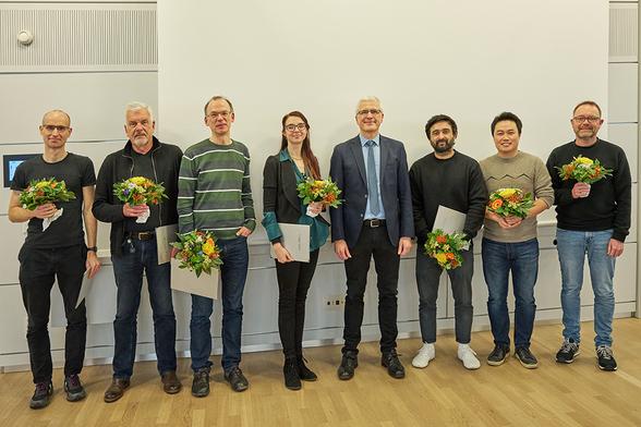 The authors of the award-winning publication from Leibniz-HKI stand together for a group picture.