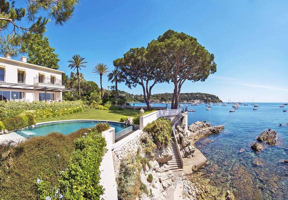 PinusPinea between swimming pool and waterfront in Saint-Jean-Cap-Ferrat