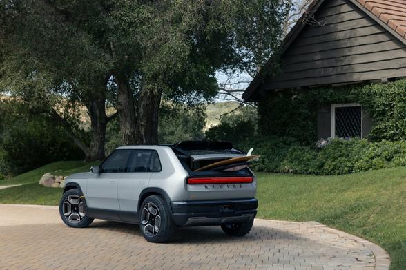 Rivian R3 back