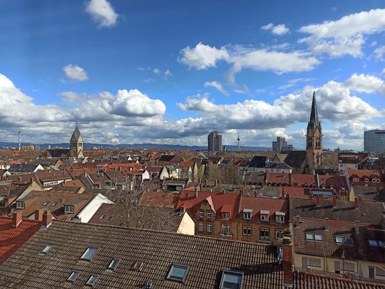 Blick auf Mannheim mit blauem Himmel aus dem sechsten Stock vom Marchivum
