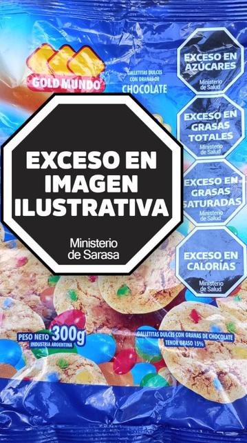 Fotografía de un envase de galletitas dulce marca Gold Mundo, en donde se alteró la imagen para mostrar un octágono negro de advertencia, de tamaño exagerado, que dice: «EXCESO EN IMAGEN ILUSTRATIVA».