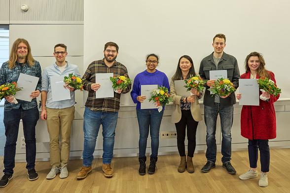 The authors of the award-winning publication from Leibniz-HKI stand together for a group picture.