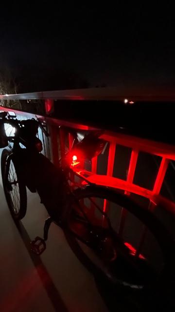 Das Rücklicht des Fahrrades scheint hell in der Nacht