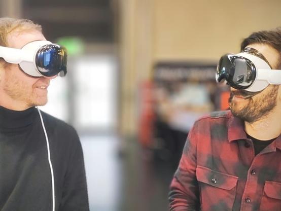 Jens Maiero und Georg Pardi beim Austesten von VR-Brillen auf der didacta 2024.