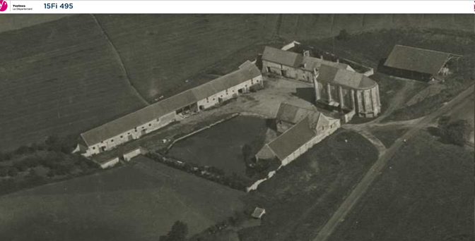 Photo aérienne en noir et blanc de 1932 montrant la gare de triage de Trappes et la ferme de la Villedieu : zoom sur la commanderie de la Villedieu
