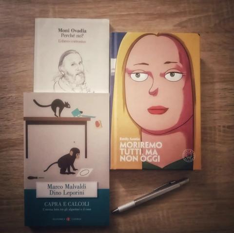 Tre libri e una penna su un tavolo di legno.

Moni Ovadia - "Perché no? L'ebreo corrosivo"

Marco Malvaldi - Dino Leporino - "Capra e calcoli. L'eterna lotta tra gli algoritmi e il caos" 

Emily Austin - "Moriremo tutti, ma non oggi"
