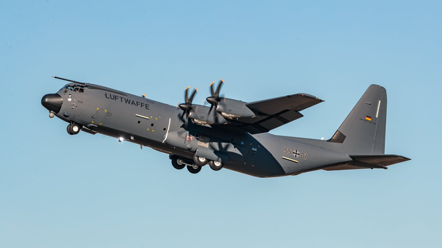 Archivfoto eines C130J Transportflugzeugs in der Luft mit ausgefahrenem Fahrwerk.

Credits: Bundeswehr/Lockheed Martin/Thinh D. Nguyen