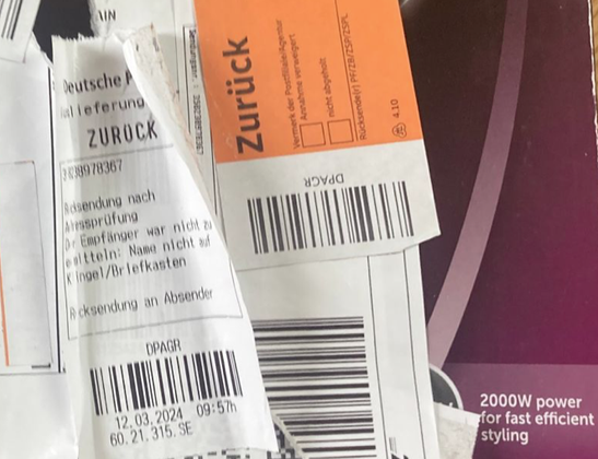 Foto mit den neuen Aufklebern auf dem flaschen Paket, was nun beim Versender des richtigen Pakets angekommen ist.