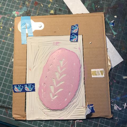 The next shelled creature prompt for #InsertAnInvert is a crawler - an invertebrate which can drag itself across surfaces. I cannot resist the spectacular lined chiton (Tonicella lineata) which have amazing, varied, complex multicoloured patterned shells. I don’t usually do reduction prints, but it seems the only sane way to get the registration right and reproduce the pattern. This print is going to need a lot of layers!

#linocut #printmaking #wip #reliefPrint #reductionPrint #sciArt #linedChiton #chiton